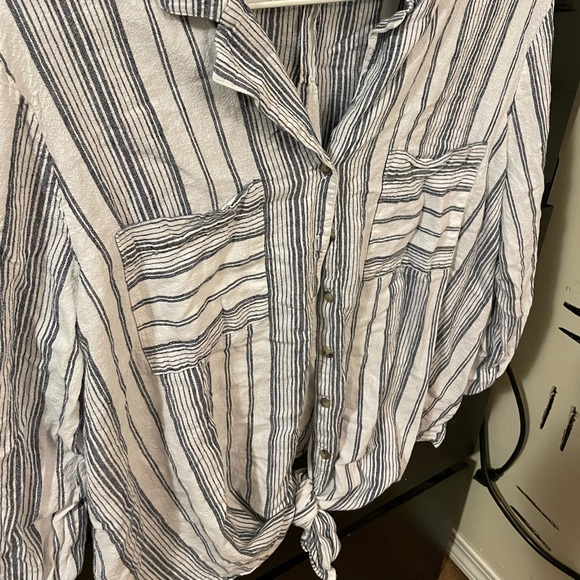 Cute Long sleeve knotted button dress shirt! - Picture 2 of 4